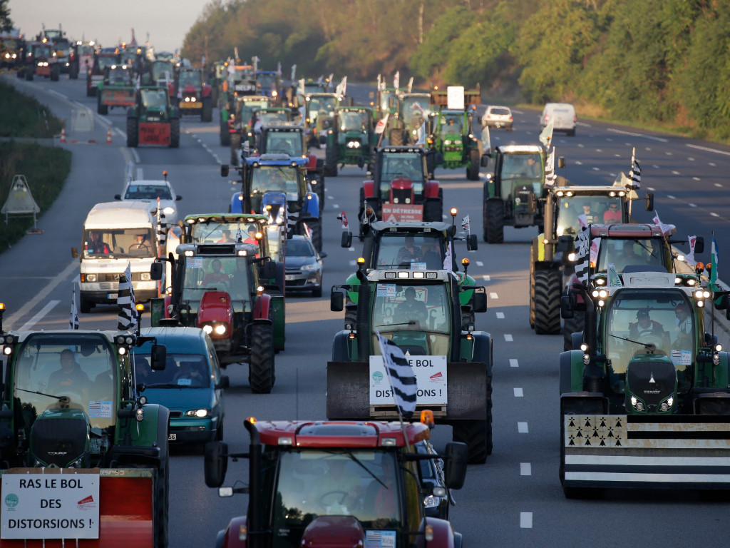 Thousands of Tractors Are Moving to Paris to Block the French Capital