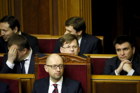 Yatsenyuk government survives no-confidence vote