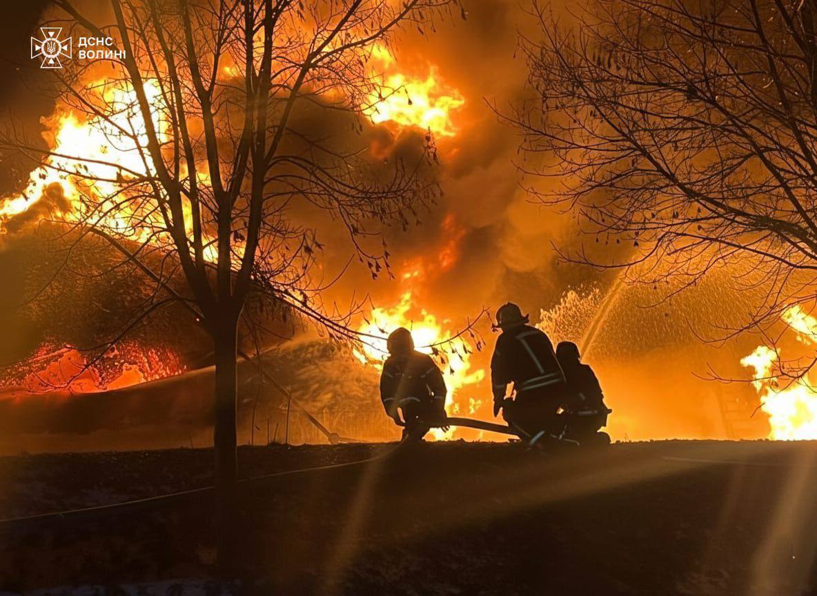 New Year’s Exchange Of Fire: Russian Strikes Target Rail Hubs As Ukrainian Drone Hits Kherson Café. Dozens Killed
